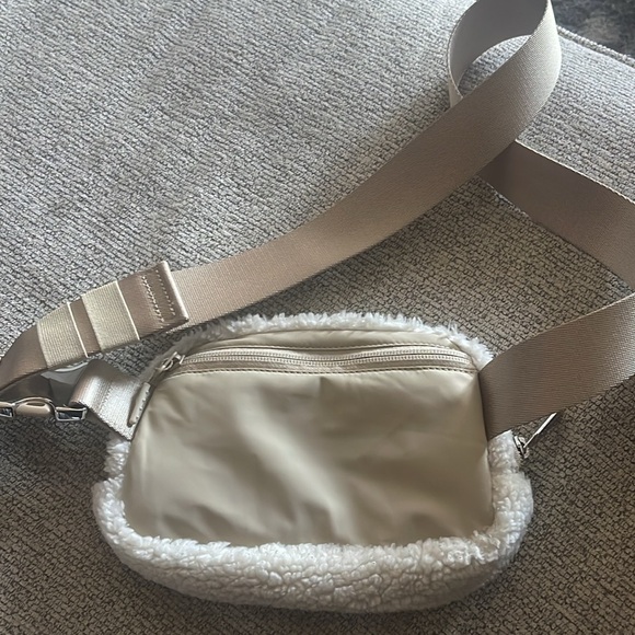 Lululemon everywhere belt bag - Picture 2 of 2
